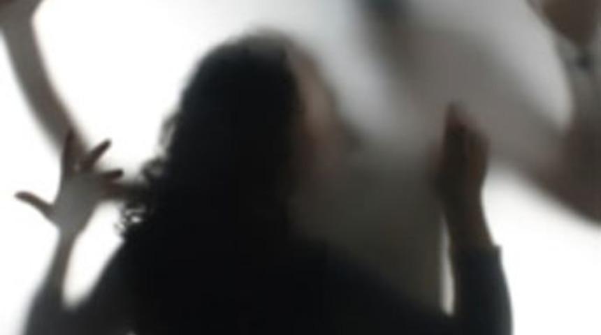 Kız bebek bekleyen karısını &ouml;ld&uuml;resiye d&ouml;vd&uuml;!