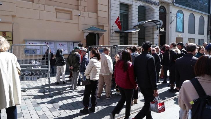 Yer: İstanbul! Ruslar sıraya girdi, kuyruk uzadıkça uzadı G2