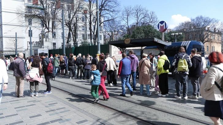 Yer: İstanbul! Ruslar sıraya girdi, kuyruk uzadıkça uzadı G1