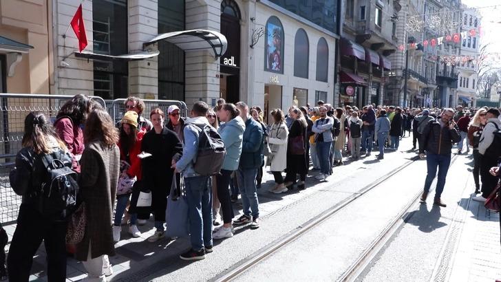 Yer: İstanbul! Ruslar sıraya girdi, kuyruk uzadıkça uzadı G4