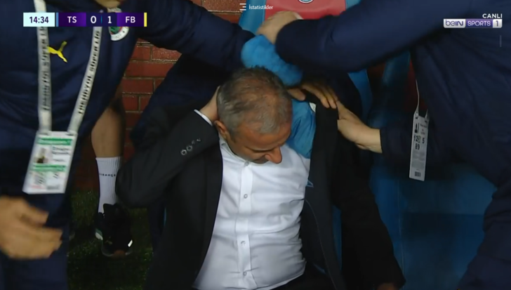 Trabzonspor Fenerbahçe maçında İsmail Kartal'a çirkin saldırı! Fred'in golüne sevinmek isterken tribünlerden yabancı madde atıldı... G3