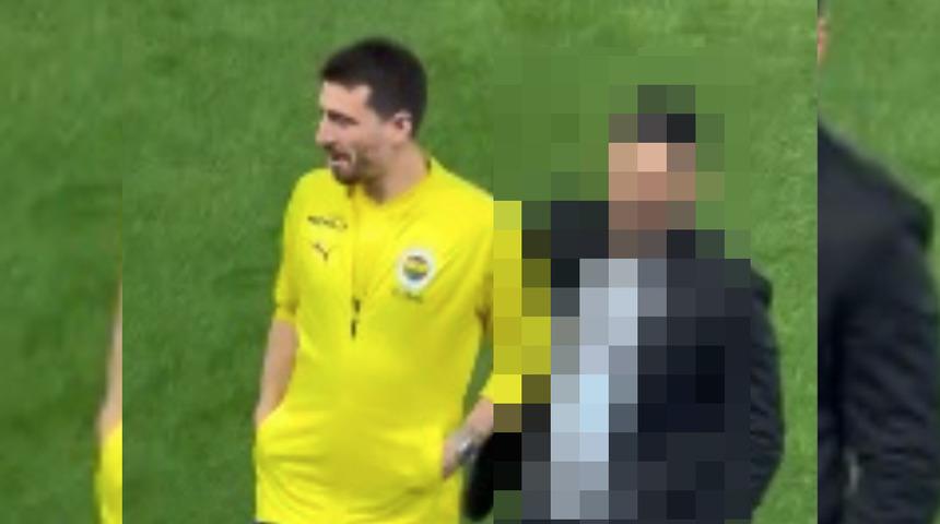 Mert Hakan Yandaş'ı gölgesi gibi takip ediyor! 'Kim bu gizemli adam?' Derbide de sahadaydı
