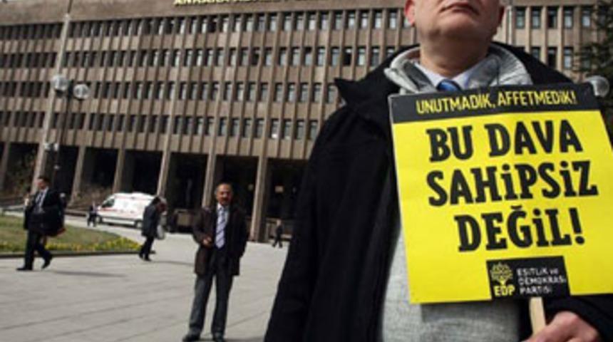 Katliam sanığı geldi, duruşma salonu karıştı