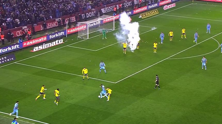 Trabzonspor Fenerbahçe maçında oyun durdu! Halil Umut Meler, yardımcılarını orta noktaya çağırdı