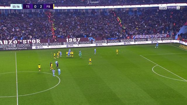 Trabzonspor Fenerbahçe maçında oyun durdu! Halil Umut Meler, yardımcılarını orta noktaya çağırdı 640xauto