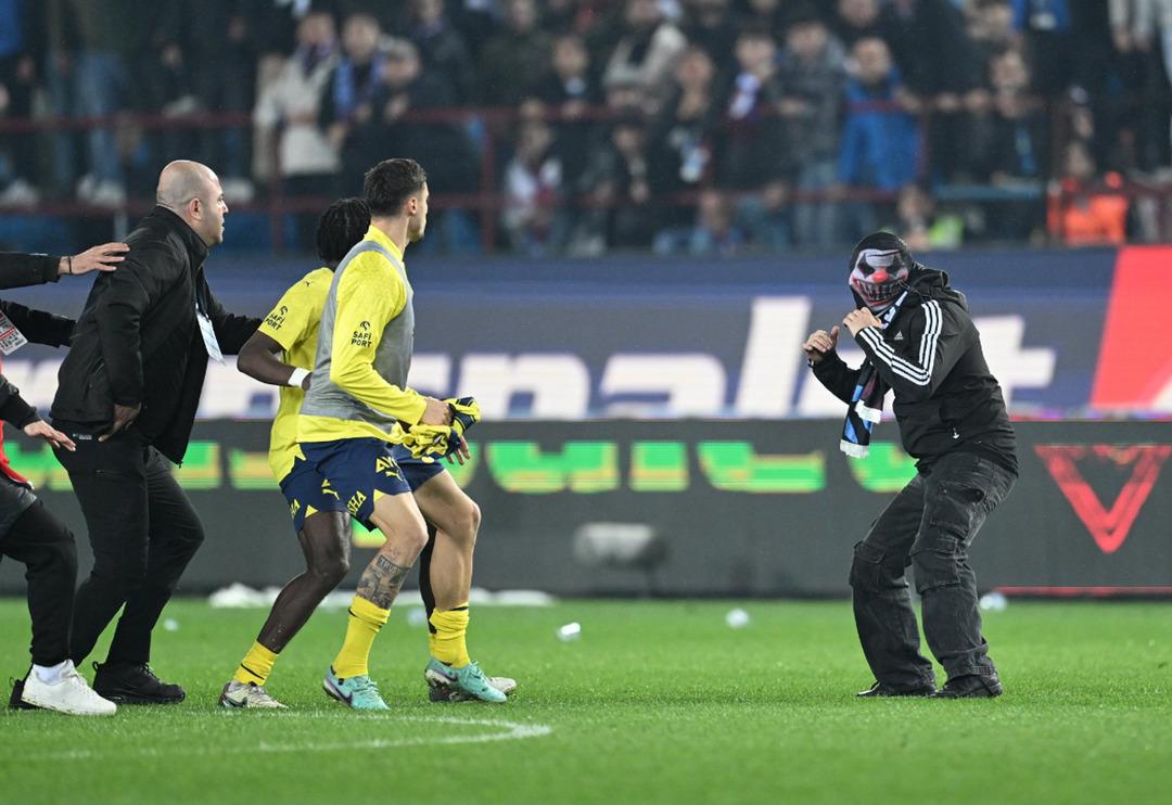 SON DAKİKA: Ma&ccedil; bitti ortalık karıştı! Trabzonspor trib&uuml;nleri sahaya indi, Livakovic'e yumruk atıldı