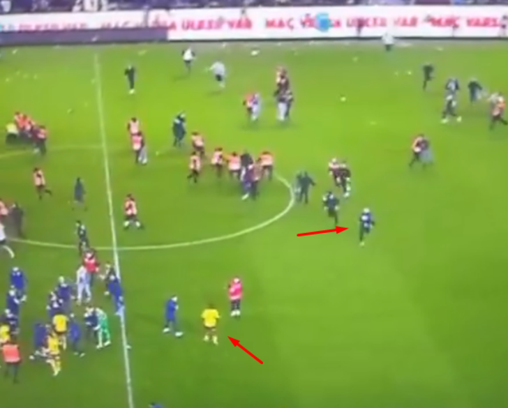 Fenerbahçe'nin golcüsü Michy Batshuayi'den Trabzonsporlu taraftara döner tekme! G1