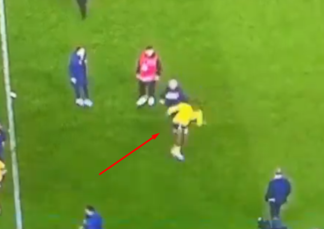 Fenerbah&ccedil;e'nin golc&uuml;s&uuml; Michy Batshuayi'den Trabzonsporlu taraftara d&ouml;ner tekme!