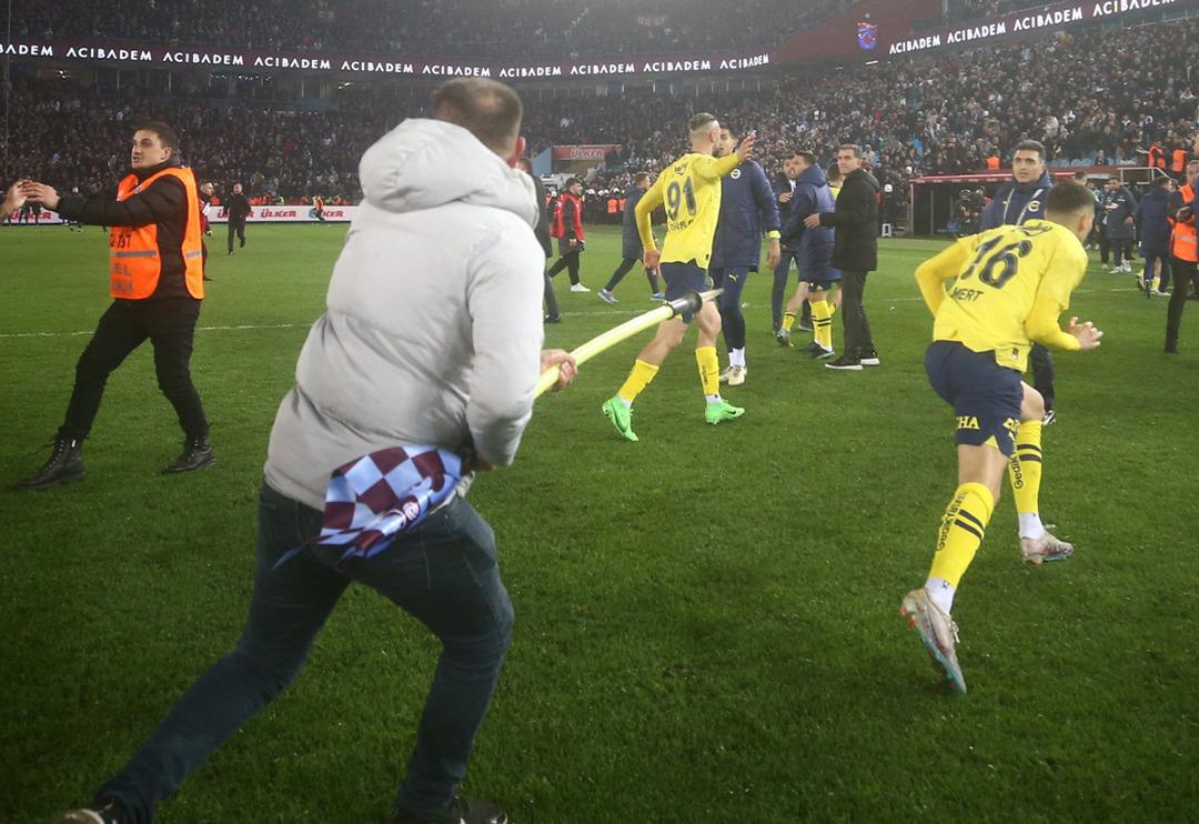 Fenerbah&ccedil;eli futbolcuyu ofsayt bayrağıyla kovaladı! Trabzonspor trib&uuml;nlerinden skandal hareket...