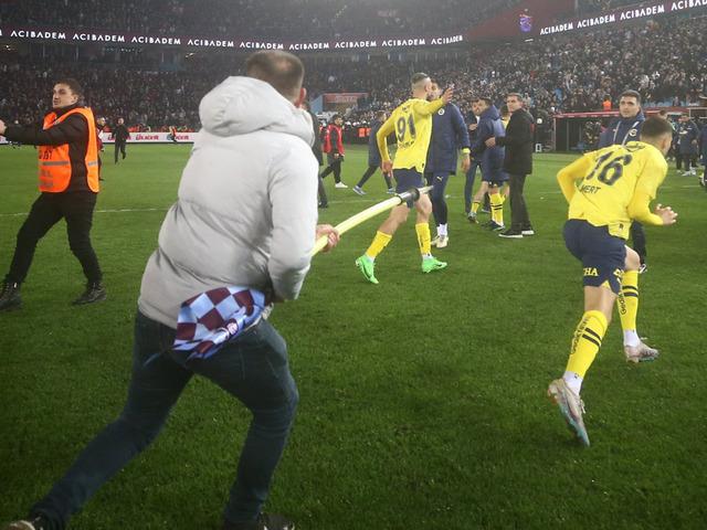 Fenerbahçeli futbolcuyu ofsayt bayrağıyla kovaladı! Trabzonspor tribünlerinden skandal hareket...