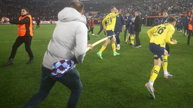 Fenerbahçeli futbolcuyu ofsayt bayrağıyla kovaladı! Trabzonspor tribünlerinden skandal hareket...