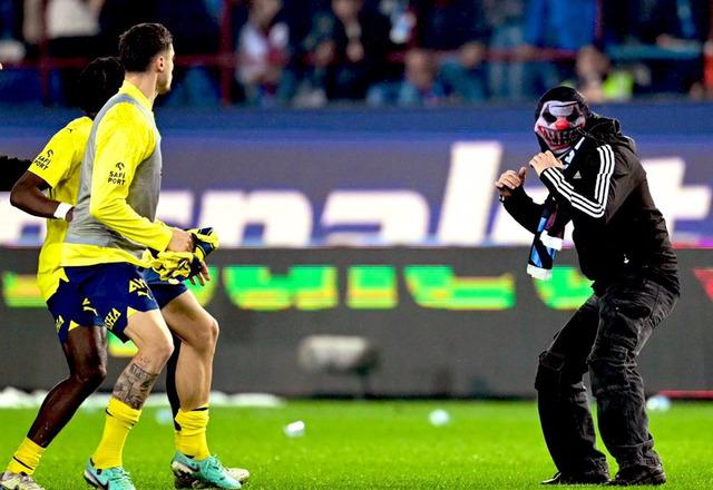 İsmail Kartal'a yabancı madde atan, Livakovic'e yumruk atanlar da aralarında! Olaylı Fenerbahçe - Trabzonspor maçı sonrası gözaltına alındılar