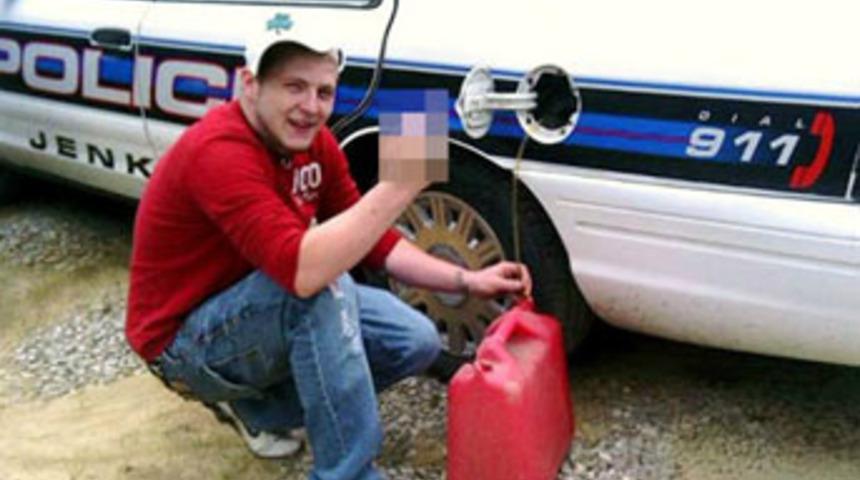 Facebook’a fotoğraf koydu, tutuklandı!