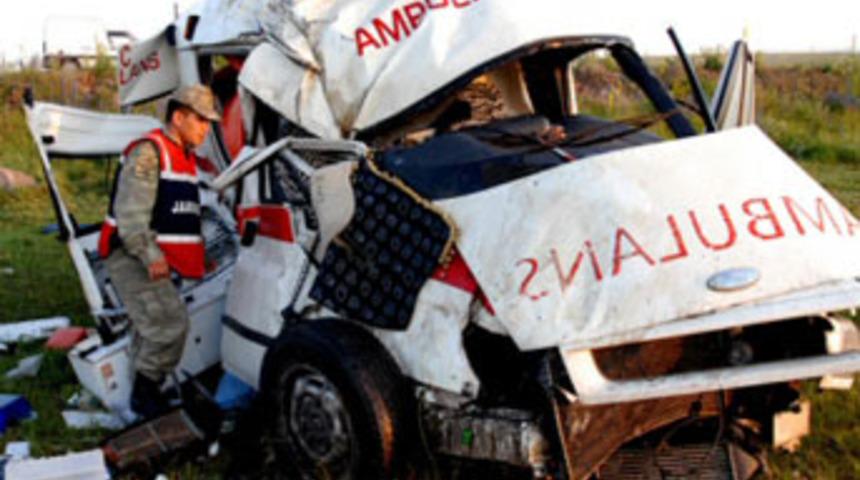Otomobille ambulans &ccedil;arpıştı! 5 &ouml;l&uuml;