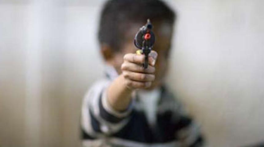 Annesini, kardeşini ve kendisini vurdu!