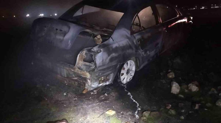 Burdur’da araziye bırakılan otomobil yanarak kullanılamaz hale geldi