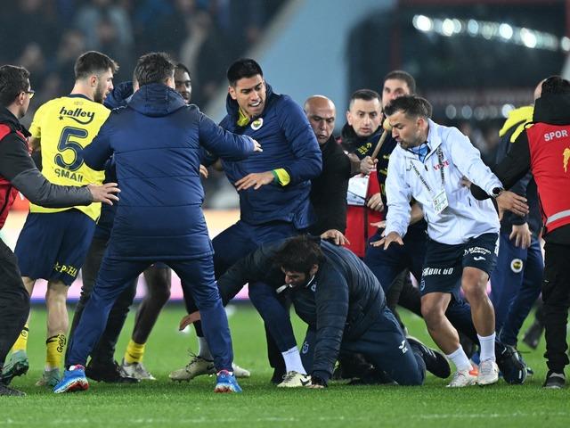 Eski Fenerbahçeli Egemen Korkmaz yumruk atmaya çalıştı, İrfan Can Eğribayat ateş püskürdü: Ekmek yediğin yere ihanet etmek budur!