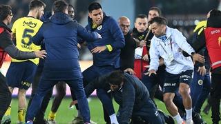 Eski Fenerbahçeli Egemen Korkmaz yumruk atmaya çalıştı, İrfan Can Eğribayat ateş püskürdü: Ekmek yediğin yere ihanet etmek budur!