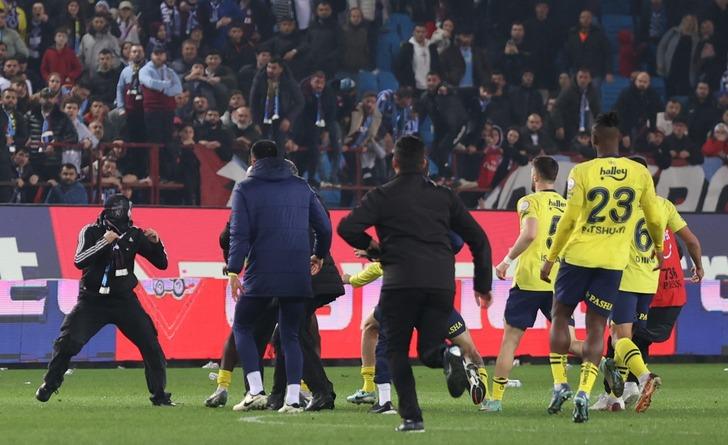 Fenerbahçe maçı sonrası canlı yayında isyan etti! Batuhan Karadeniz 'Ben Trabzonluyum' diyerek çağrı yaptı: Bu Trabzonspor'u küme düşürsünler! G1