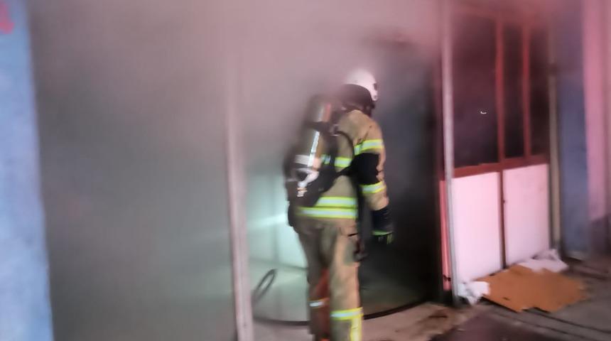 Adana'da iş yerinde çıkan yangın hasara neden oldu