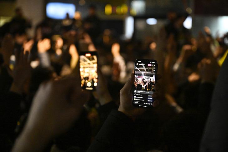 Fenerbahçeli futbolcular kahraman gibi karşılandı! Trabzonspor maçı sonrası Sabiha Gökçen Havalimanı'na akın ettiler G1