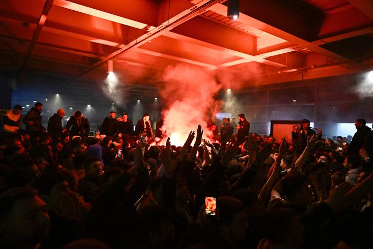 Fenerbahçeli futbolcular kahraman gibi karşılandı! Trabzonspor maçı sonrası Sabiha Gökçen Havalimanı'na akın ettiler G2