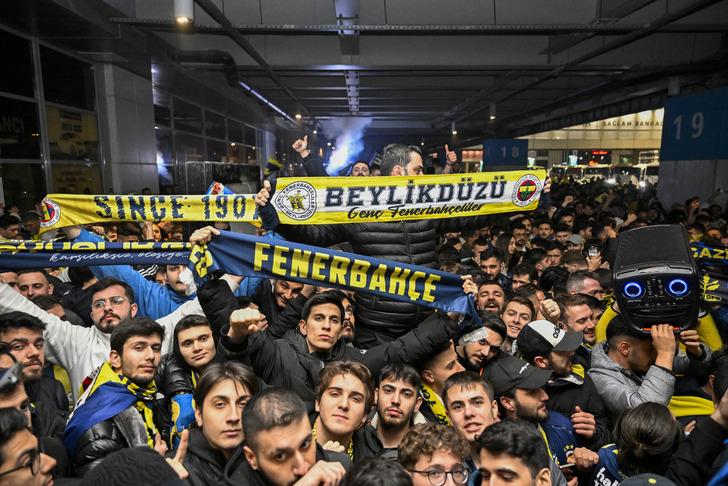 Fenerbahçeli futbolcular kahraman gibi karşılandı! Trabzonspor maçı sonrası Sabiha Gökçen Havalimanı'na akın ettiler G3