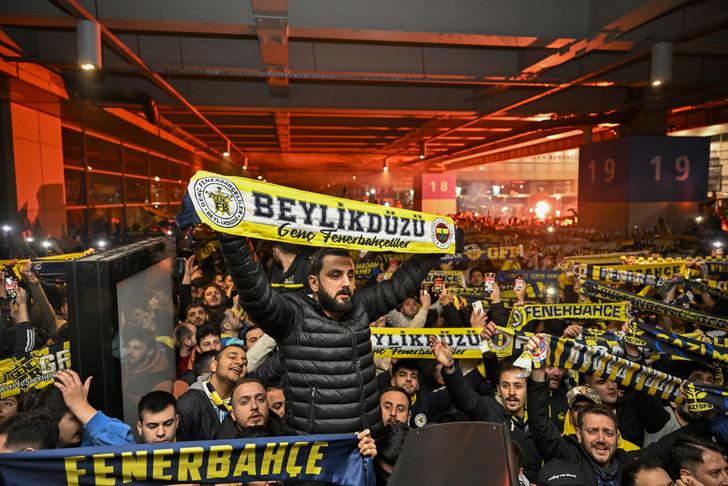 Fenerbahçeli futbolcular kahraman gibi karşılandı! Trabzonspor maçı sonrası Sabiha Gökçen Havalimanı'na akın ettiler G4