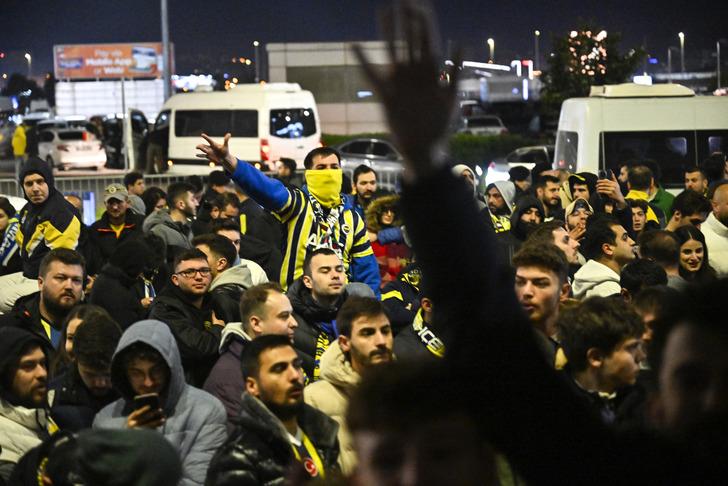 Fenerbahçeli futbolcular kahraman gibi karşılandı! Trabzonspor maçı sonrası Sabiha Gökçen Havalimanı'na akın ettiler G5