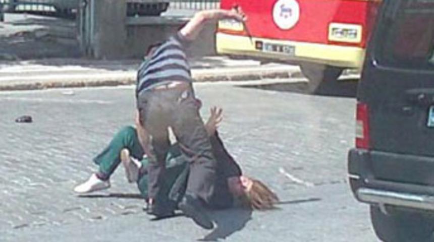 Kocanın eşini bı&ccedil;aklama anı kamerada