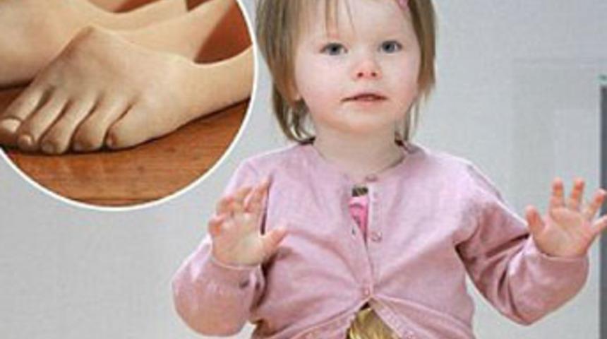 Yeni minik ayaklarıyla &ccedil;ok mutlu!