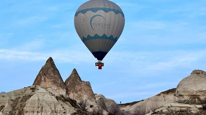 Kapadokya'da balonlar Türk bayrağıyla uçtu