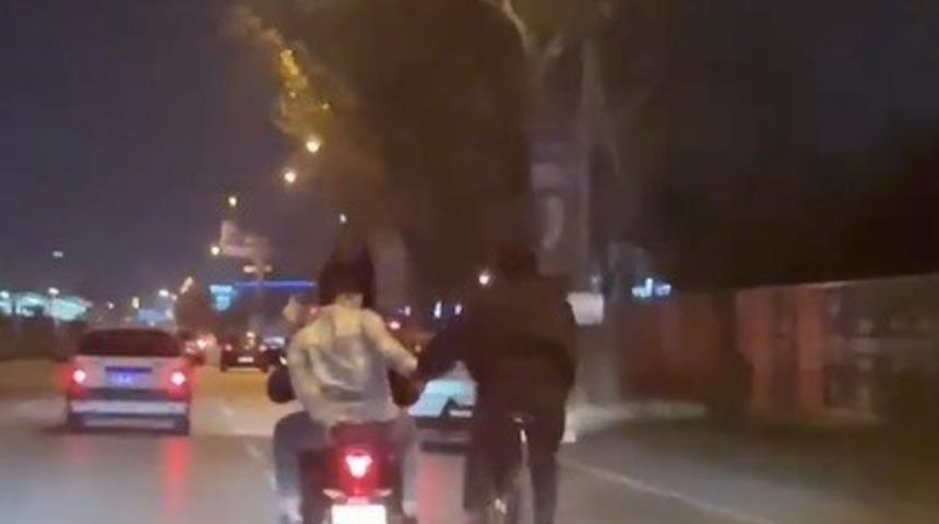 Motosiklet ile bisikleti çekti...Tehlikeli anlar kamerada