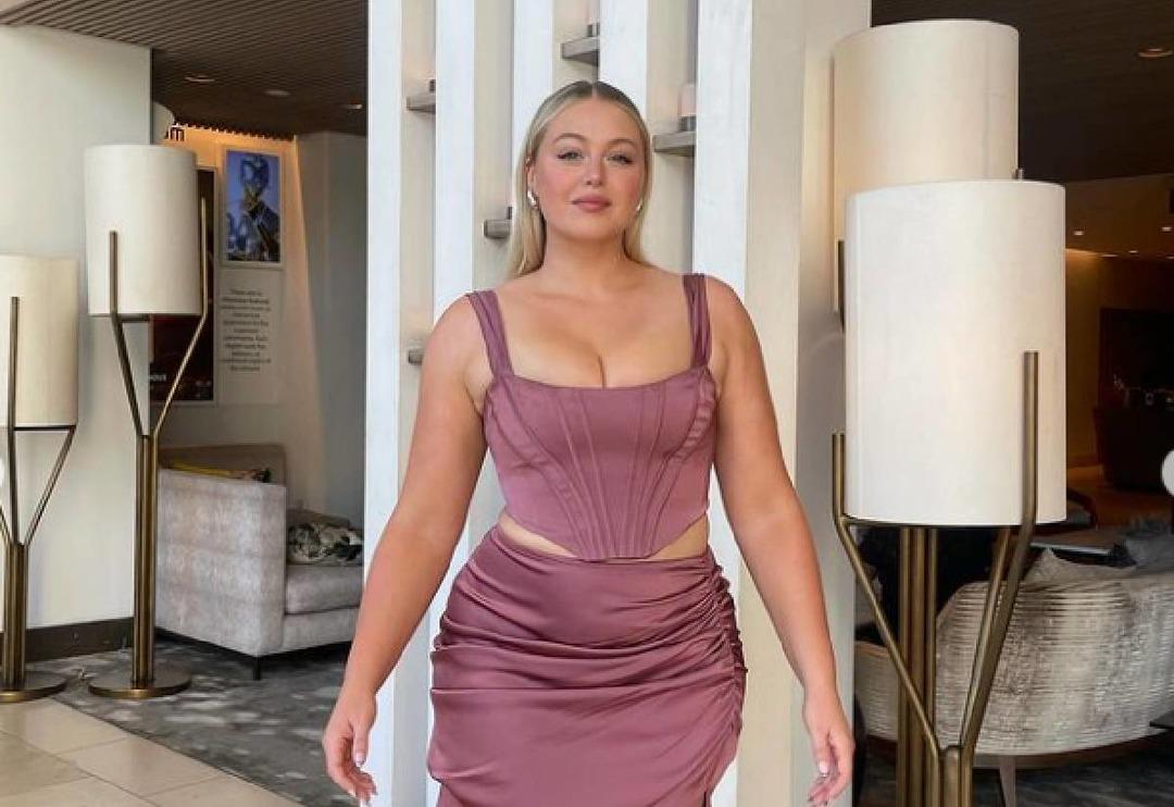 "Photoshop'tan &ccedil;ok sıkıldım" diyerek paylaştı! Kıvrımlı model Iskra Lawrence yine adından s&ouml;z ettirdi