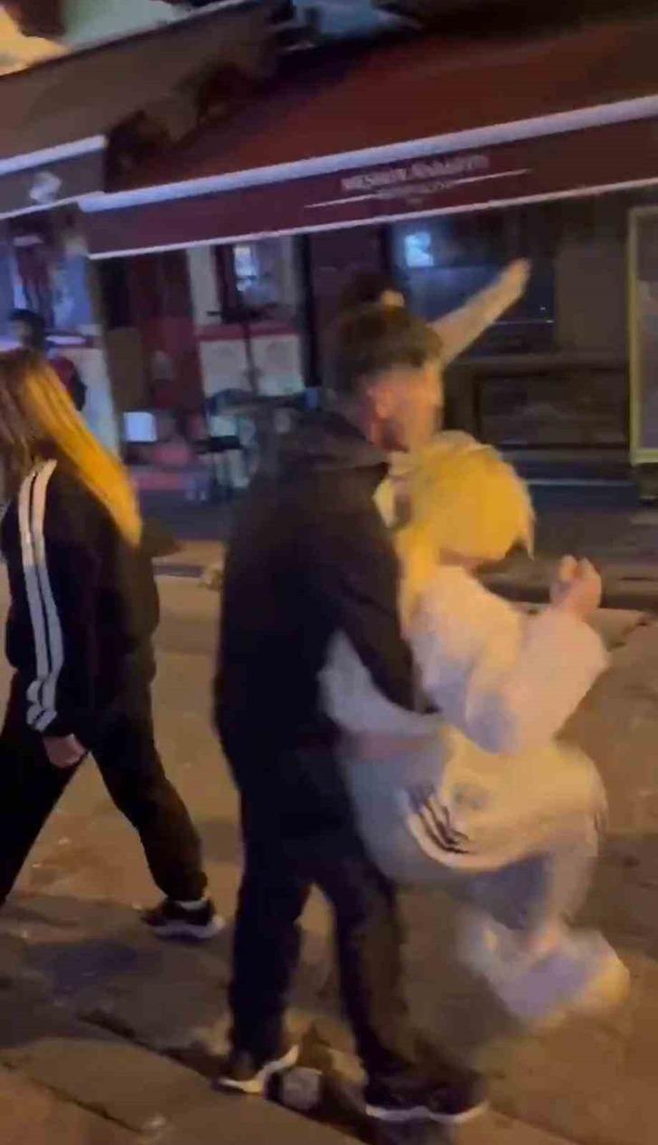 Sevgilisini başkasıyla yakalayan kadın ortalığı birbirine kattı! O anlar kamerada G1
