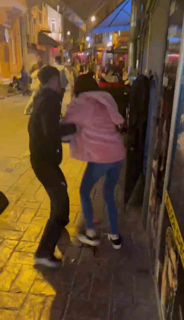 Sevgilisini başkasıyla yakalayan kadın ortalığı birbirine kattı! O anlar kamerada G3