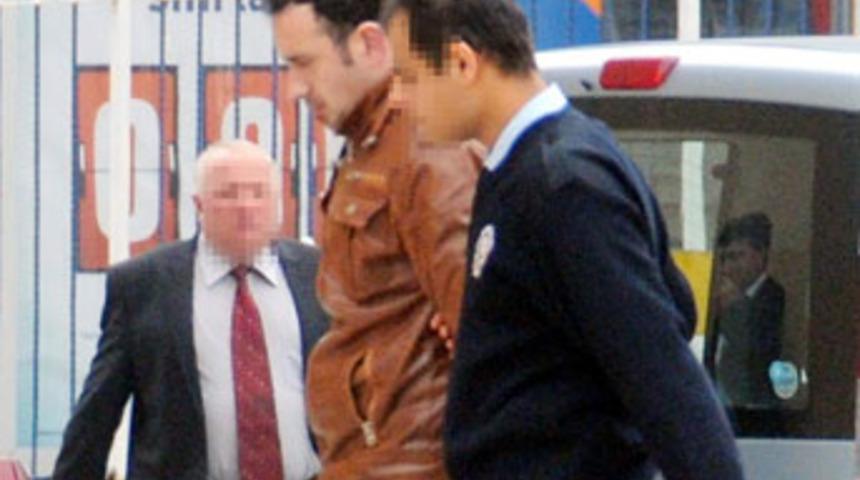 Tacizci baltayı taşa vurdu