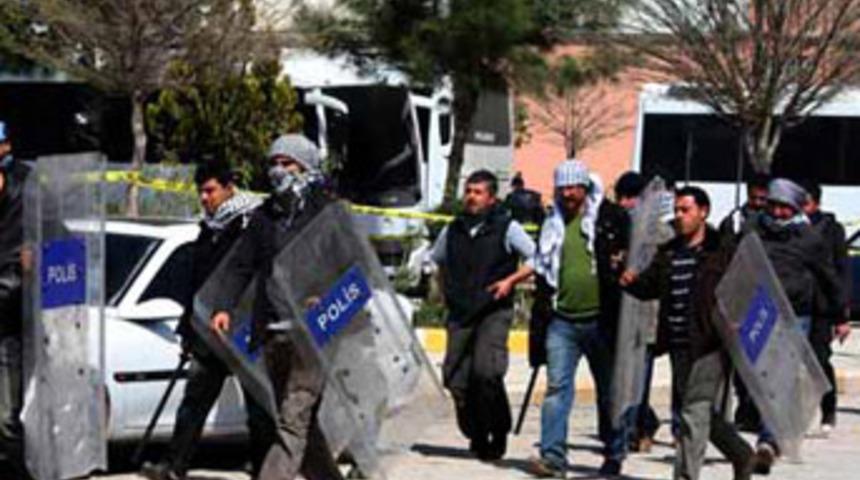 Polisin elinde kalkan başında poşu!