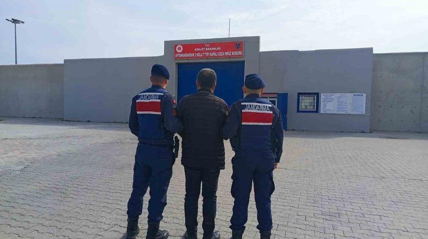 Hırsızlık suçundan aranan şahsı jandarma yakaladı