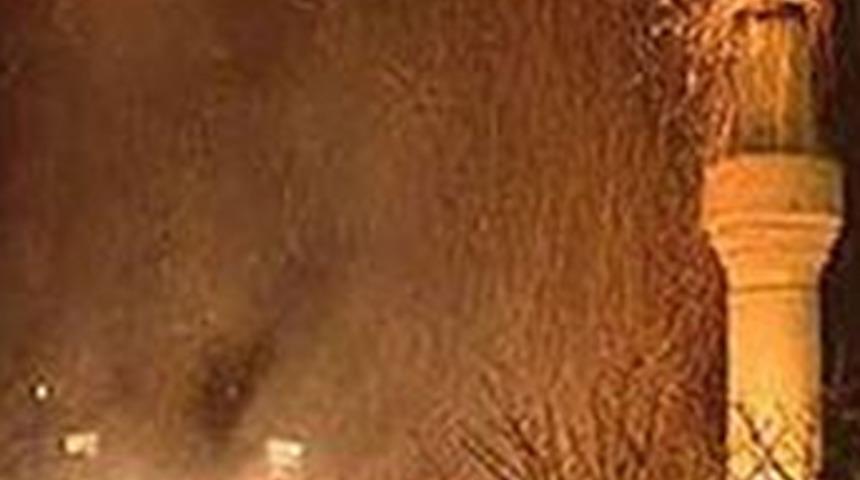 Rum kesiminde cami yakma girişimi