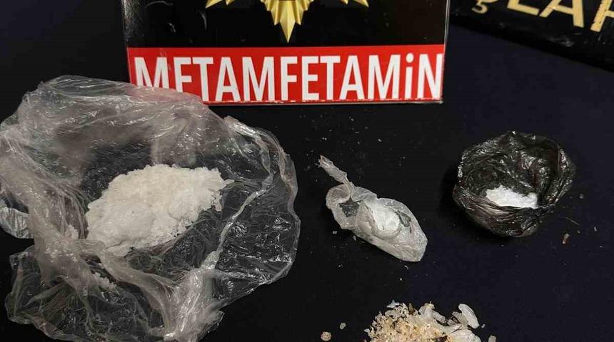 Polisin durdurduğu ara&ccedil;tan uyuşturucu &ccedil;ıktı: 2 tutuklama