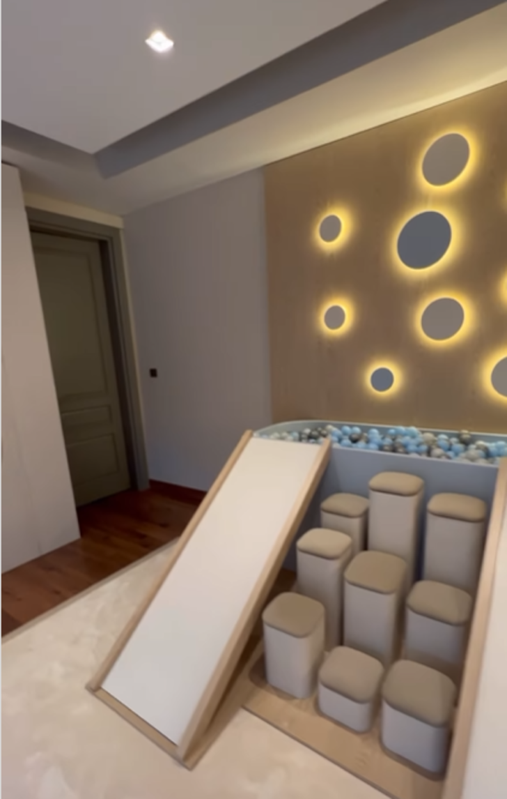 Sözünü tuttu! Yasemin Şefkatli Tatlıses oğullarının odasını gezdirdi... Kocaman bebek odasını görenler kendini tutamadı G3