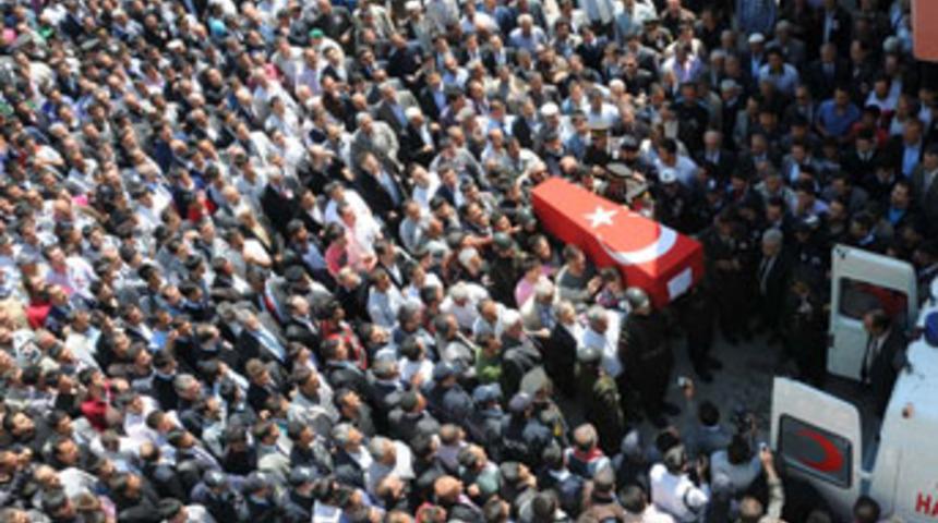 Şehit uzman &ccedil;avuşu binlerce kişi uğurladı