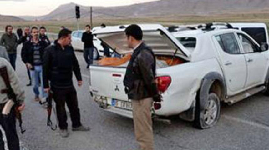 Esrar dolu kamyonet polise tosladı