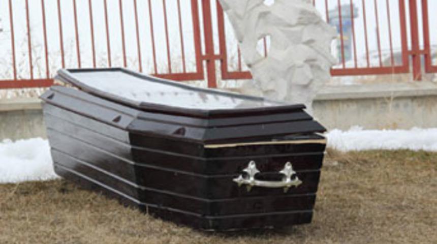 Üniversitede tabut paniği!