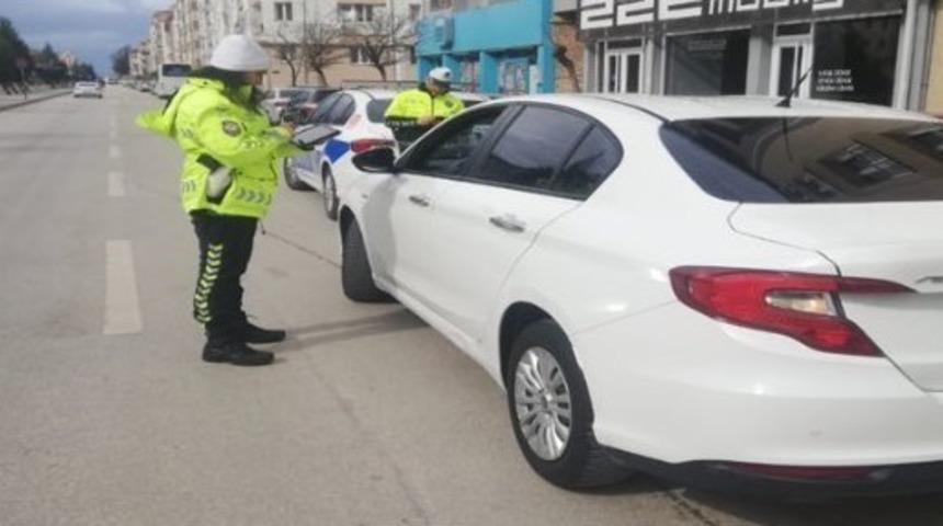Trafik denetimlerinde toplam 21 bin 984 sürücü ve araç sorgulandı
