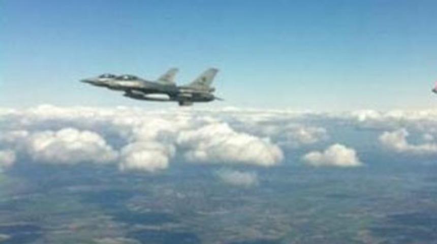 G&uuml;l'&uuml; savaş u&ccedil;akları karşıladı