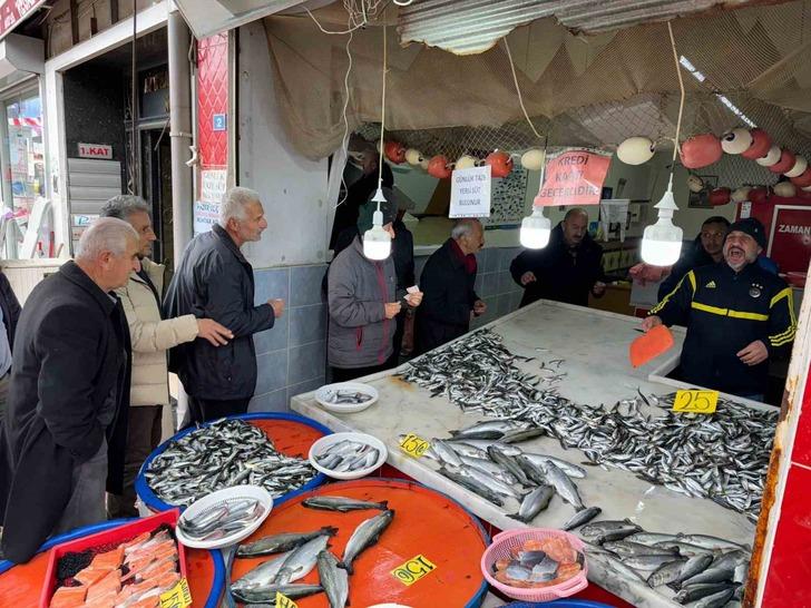 Kilosunu 75 TL'den 25 TL'ye düşürdü! Öğrenince kuyruğa girdiler... Birbirleriyle yarıştılar 'Yesin millet' G1