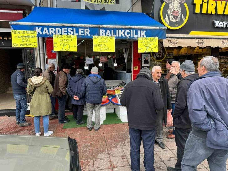 Kilosunu 75 TL'den 25 TL'ye düşürdü! Öğrenince kuyruğa girdiler... Birbirleriyle yarıştılar 'Yesin millet' G2