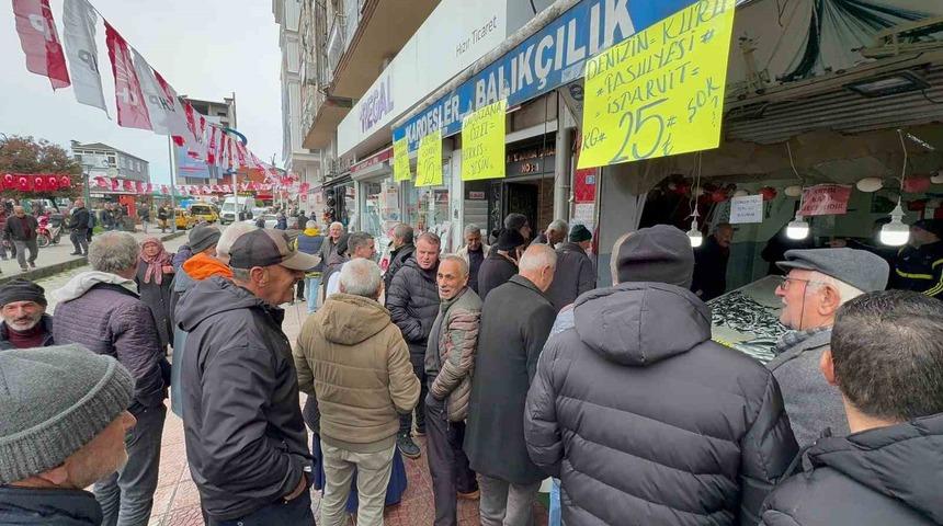 Kilosu 25 TL’den satılan istavriti almak için tezgah önünde kuyruğa girdiler